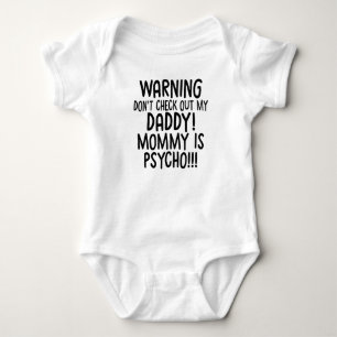 BODY PARA BEBÉ ADVERTENCIA NO MIRE A MI PAPÁ MAMÁ ES PSICÓPATA