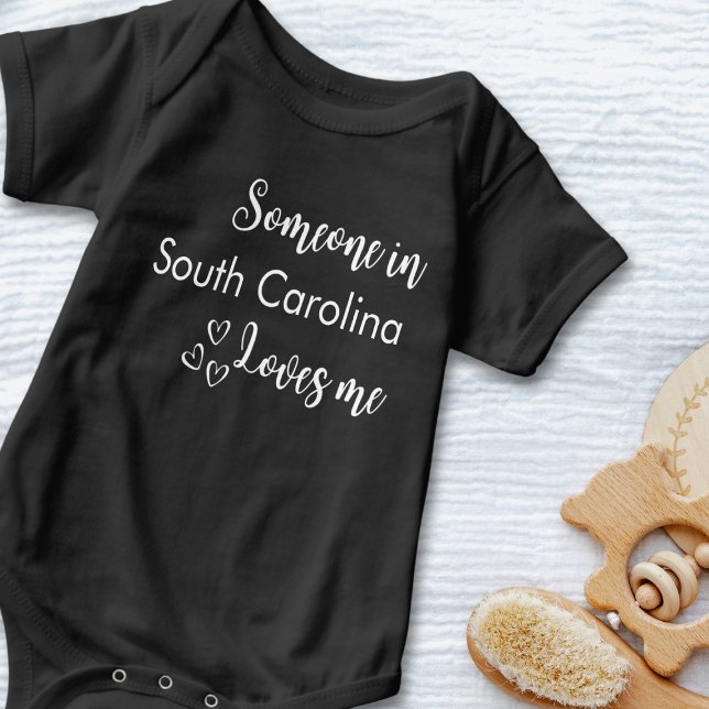 Body Para Bebé Alguien En... Me Ama El Texto Blanco Personalizado (Even though they may be far away, their love is always there. Customize today!)