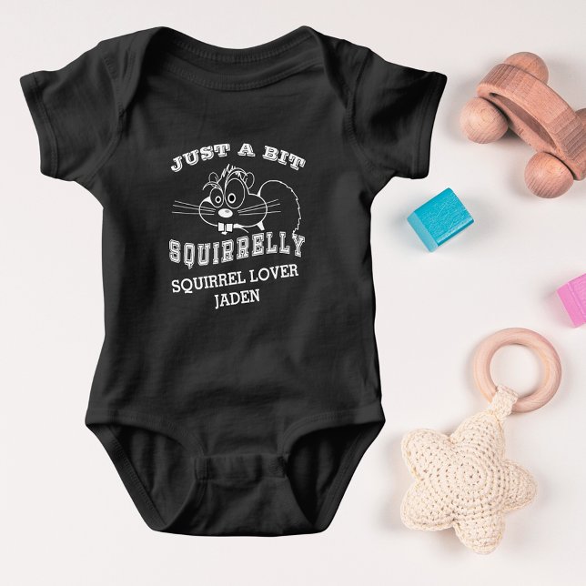 Body Para Bebé Amor de ardilla Ardilla Arte Blanco ardilla Añadir (Squirrel Love Squirrelly White Art Add Name Baby Bodysuit)