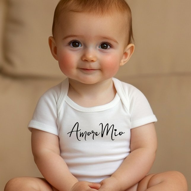 Body Para Bebé Amore Mio Chic Black Script on White (White baby bodysuit featuring elegant black 'Amore Mio' script, perfect for Italian-inspired gifts o)