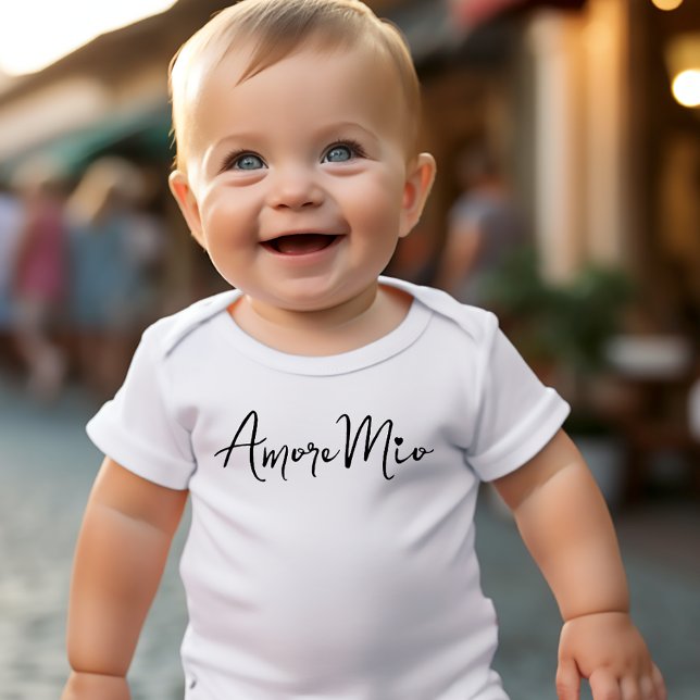 Body Para Bebé Amore Mio Chic Black Script on White (baby bodysuit in white with black flowing script "Amore Mio" with little heart dotting the i)