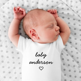 Body Para Bebé Apellido del bebé | Corazón Moderno Cute Elegante