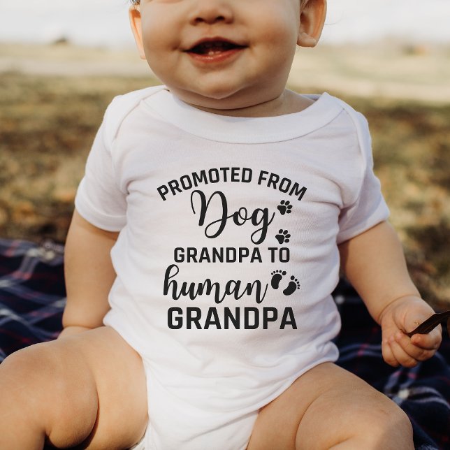 Body Para Bebé ascendido de abuelo de perro a abuelo humano (Subido por el creador)