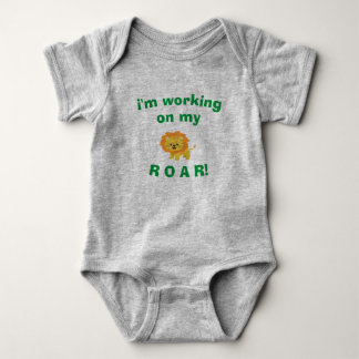 Body Para Bebé Baby Bodysuit - ¡Estoy trabajando en mi ROAR!