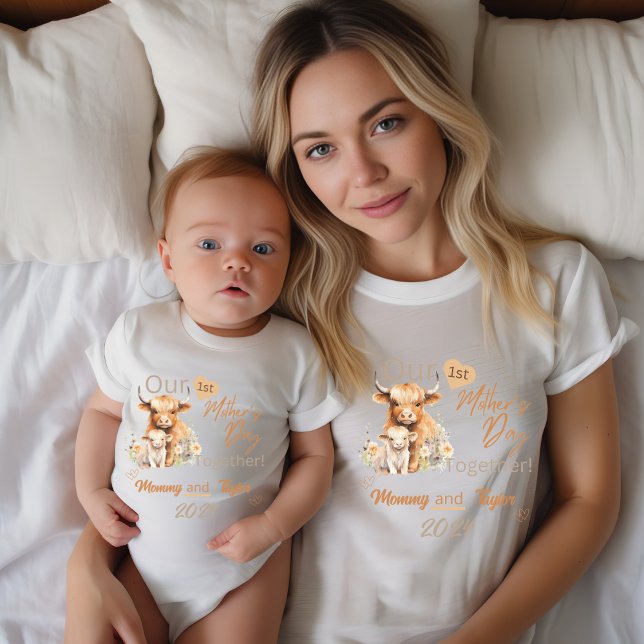 Body Para Bebé Bebé coincidente Tierras Altas NuestroPrimerDíaDeL (Baby Matching. Highland cow and baby. Our First Mother's Day Together!)