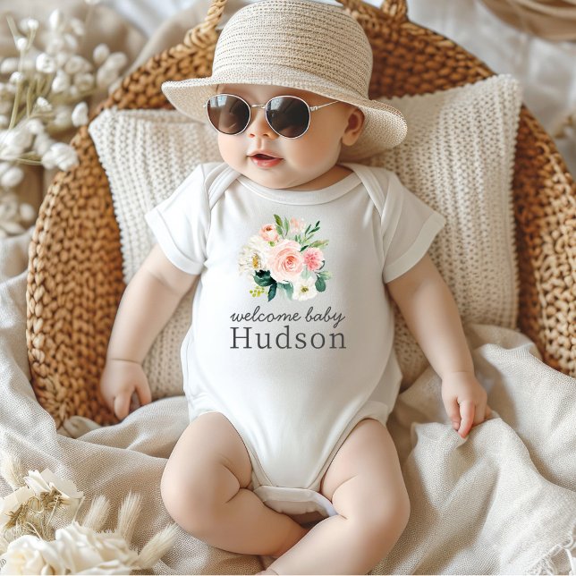 Body Para Bebé Bebé de bienvenida con flores rosadas de Rubor con (Subido por el creador)
