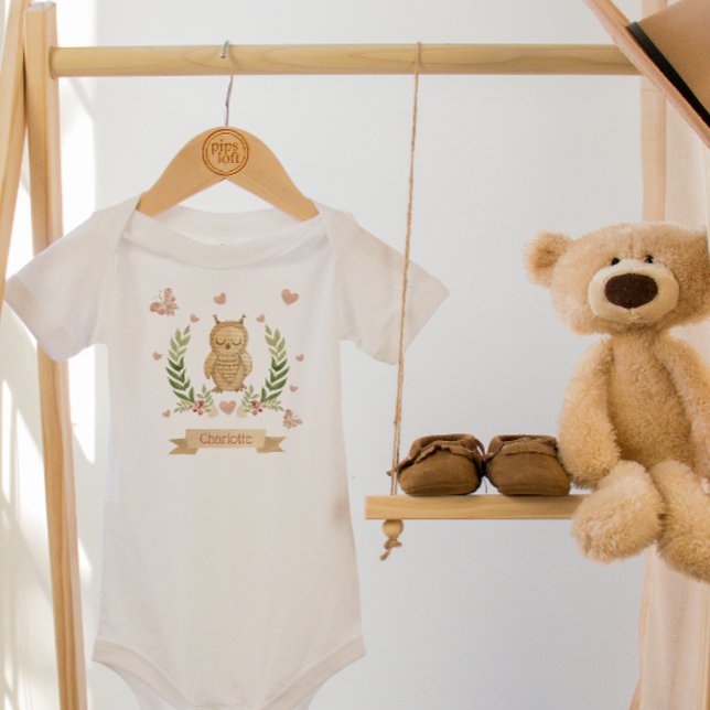 Body Para Bebé Bebé de búho dormido/traje de niño pequeño (Boho style watercolor owl one piece with leaf & berry wreath with hearts & baby's name banner.)