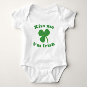 Body Para Bebé Béseme el día de St Patrick del trébol del