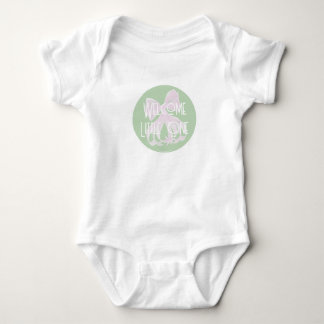 Body Para Bebé Bienvenida pequeña Uno dulce lazo rosa y Onesey me