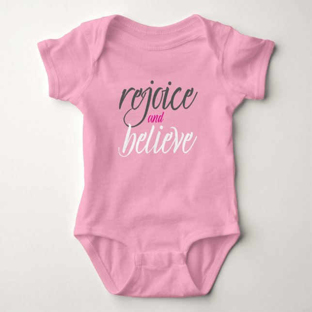 Body Para Bebé Bodysuit para bebé: Regocíjate y Cree (rosa) (Anverso)