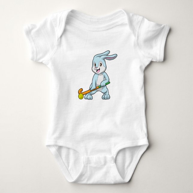 Body Para Bebé Bungalow en el campo de hockey con bastón de hocke (Anverso)