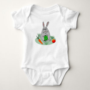 Body Para Bebé Bunny con la letra B sobre el césped