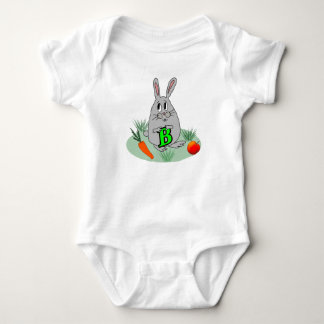 Body Para Bebé Bunny con la letra B sobre el césped