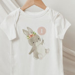 Body Para Bebé Bunny First Birthday<br><div class="desc">Un conejo dulce con una corona floral, sostiene un globo rosa. ¡Perfecto para tu Fiesta "somebunny es uno"! Puede cambiar el número 1 del globo a cualquier número y editar el resto del texto, o eliminar el número si lo prefiere. También puede cambiar el color del globo en este diseño....</div>