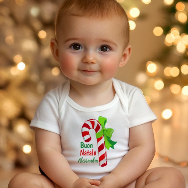 Body Para Bebé Buon Natale Candy Cane - Italian Merry Christmas (White baby bodysuit with candy cane tied in green bow, festive Italian Merry Christmas design for in)