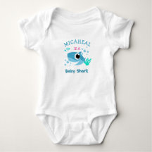 Camiseta azul de tiburón con nombre de bebé person