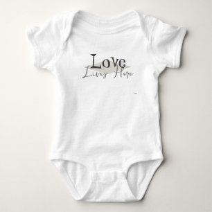 Body Para Bebé Camiseta infantil Love Lives Here de HAMbyWG
