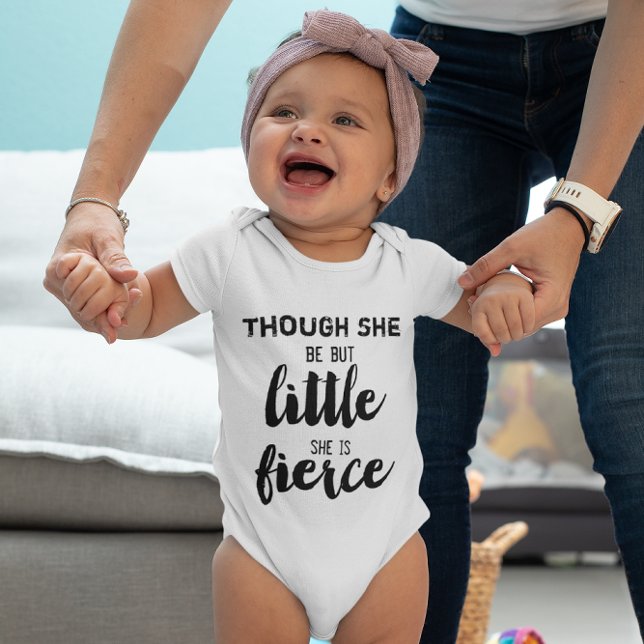 Body Para Bebé Carta de mano aunque ella sea pequeña ella es fero (Subido por el creador)