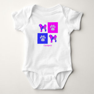 Body Para Bebé Cavapoo Perro y pasto rosa y azul