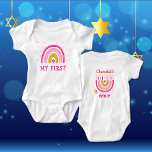 Body Para Bebé Chanukah Cute Personalizado HEBREW Menorah Rainbow<br><div class="desc">Personalice el primer arco iris de Chanukah Menorah Chanukah, de este bebé. Hanukkah Baby Bodysuit. ¡El popular diseño arcoiris que se repite para convertirse en una alegre menorah Hanukkah/ Chanukah en el reverso seguramente hará sonreír a todos! Este adorable regalo es una manera divertida de celebrar un recién nacido y...</div>