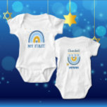 Body Para Bebé Chanukah Cute Personalizado HEBREW Menorah Rainbow<br><div class="desc">Personalice el primer arco iris de Chanukah Menorah Chanukah, de este bebé. Hanukkah Baby Bodysuit. ¡El popular diseño arcoiris que se repite para convertirse en una alegre menorah Hanukkah/ Chanukah en el reverso seguramente hará sonreír a todos! Este adorable regalo es una manera divertida de celebrar un recién nacido y...</div>