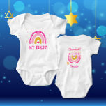 Body Para Bebé Chanukah Cute Personalizado Menorah Rainbow<br><div class="desc">Personalice el primer arco iris de Chanukah Menorah Chanukah, de este bebé. Hanukkah Baby Bodysuit. ¡El popular diseño arcoiris que se repite para convertirse en una alegre menorah Hanukkah/ Chanukah en el reverso seguramente hará sonreír a todos! Este adorable regalo es una manera divertida de celebrar un recién nacido y...</div>