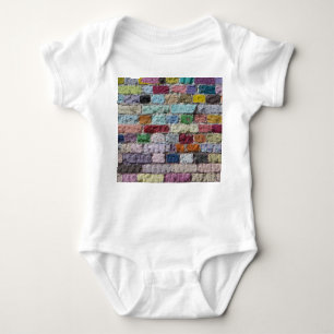 Body Para Bebé Colorida textura de pared de ladrillo pintado