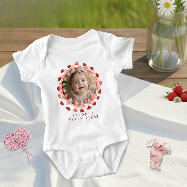 Body Para Bebé Coquette Berry Primer Cumpleaños Rojo Gingham Foto (Coquette Berry First Birthday Red Gingham Photo Baby Bodysuit)