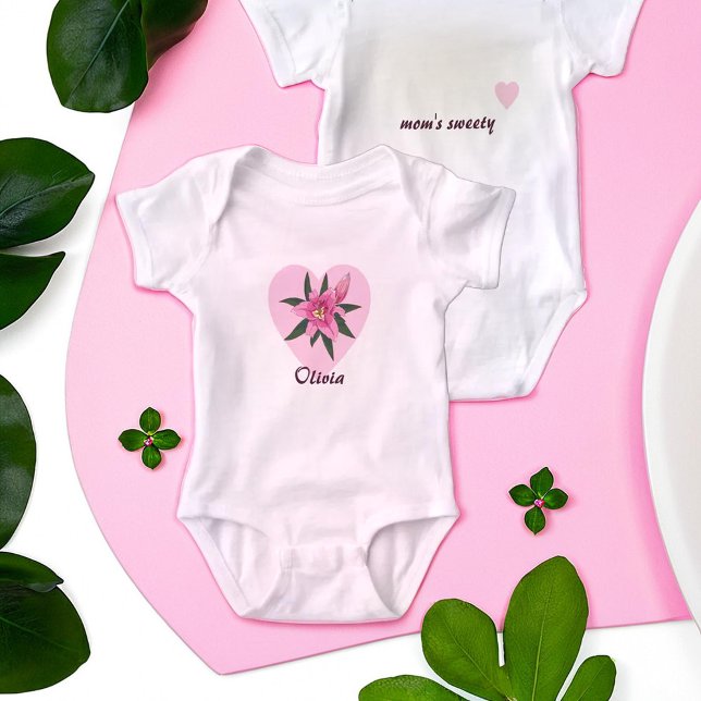 Body Para Bebé Corazón de lirio rosa (Pink Lily Heart Baby Bodysuit)