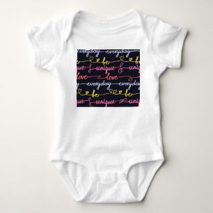 Body Para Bebé Corazones de niñas, palabras patrón sin costuras.