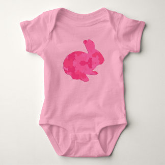 Body Para Bebé Creeper de conejito rosa con silueta de camuflaje