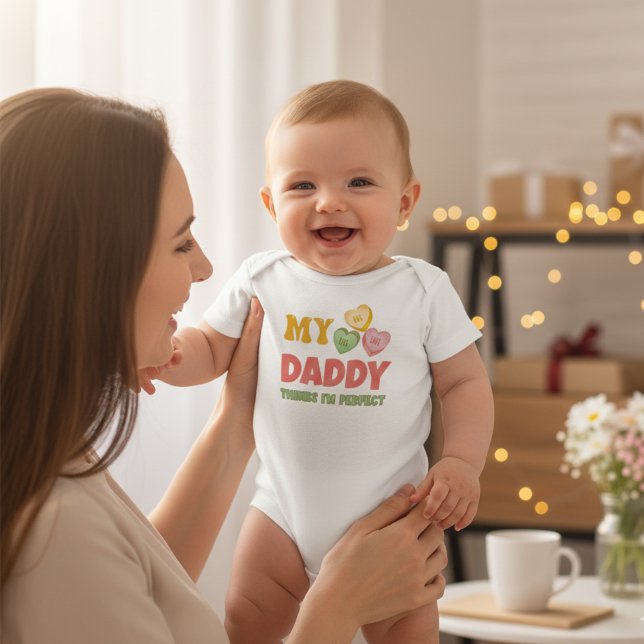 Body Para Bebé Cuerpo de bebé personalizable Mi papá piensa que s (Customizable My Daddy Thinks I'm Perfect Baby Bodysuit)