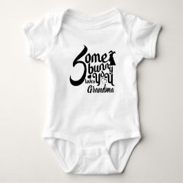 Body Para Bebé Cute Bunny Love Pascua Tipografía en Negro y Blanc