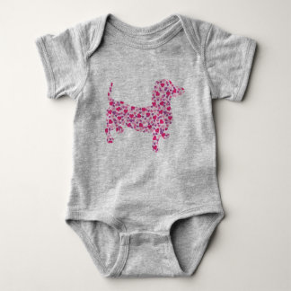 Body Para Bebé Dachshund hecho en corazones rosados
