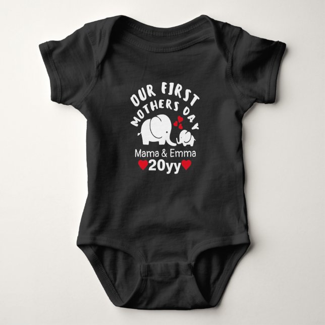Body Para Bebé Diseño blanco personalizado primer día de la madre (Anverso)