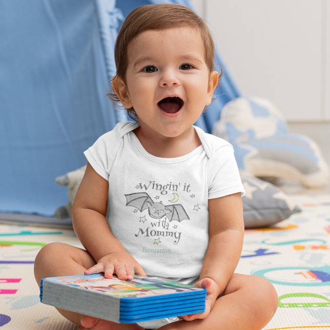 Body Para Bebé Dulce Murciélago Bebé Niño Halloween (Cute "Wingin' it with Mommy" Baby Boy First Halloween Baby Bat with Custom Name in Blue Bodysuit.)