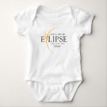 Body Para Bebé Eclipse solar total de 2024 Texas Black & Gold mod<br><div class="desc">Presentamos nuestra moderna camiseta Personalizado Eclipse Solar Total 2024 Texas Black & Gold, una elegante pieza conmemorativa para este extraño evento celestial. esta camiseta captura la elegancia y emoción del eclipse solar total. Con el año 2024 exhibido con audacia, junto con la ubicación de Texas, sirve como un recuerdo atemporal...</div>