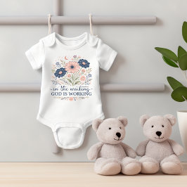 Body Para Bebé En la Espera Dios Está Trabajando Bodysuit de Bebé
