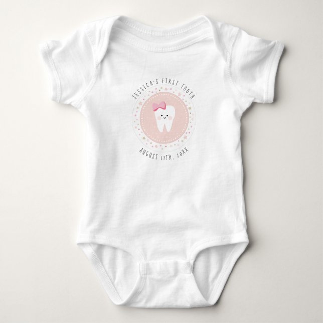 Body Para Bebé Equipo de hitos Chica de dientes personalizado. (Anverso)