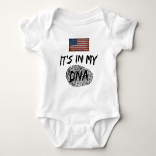BODY PARA BEBÉ ESTÁ EN MI ADN BANDERA DE PAÍS PERSONALIZABLE