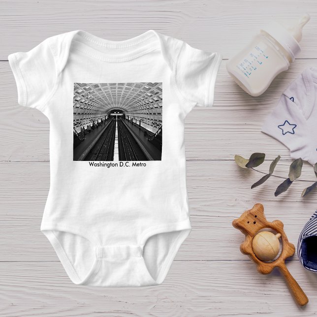 Body Para Bebé Estación de metro de Washington mirando las vías (Washington Metro Station Looking at the Rails Baby Bodysuit)