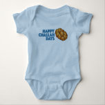 Body Para Bebé Feliz Día del Desafío Chanukah Hanukkah<br><div class="desc">El traje de bebé presenta un ilustracion original de un pan de jalba, con FELIZ DÍAS DE CHALA en una fuente divertida. ¡Perfecto para Hanukkah! ¿No ves lo que estás buscando? ¿Necesita ayuda con la personalización? Haga clic en "pedir a este diseñador" para que se le cree un traje de...</div>