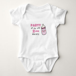 Body Para Bebé Fiesta en mi cuna, trae una botella de color rosa