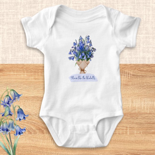 Body Para Bebé Florece Como Las Campanillas Flores Azules Bonitas (A cute baby bodysuit with bluebells picture and 'Bloom like the bluebells' wording)
