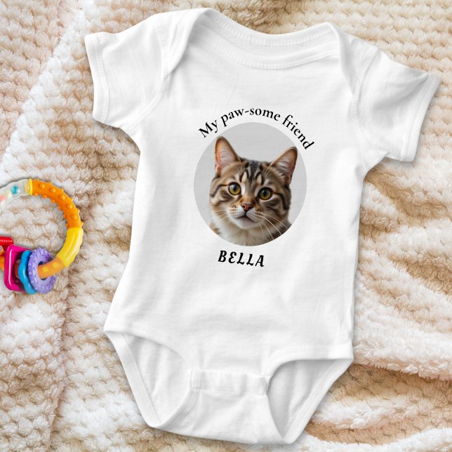 Body Para Bebé Foto de amigo Mascota lindo paw-some (A baby bodysuit with custom pet photo, 'My paw-some friend' above and pet's name under the picture)