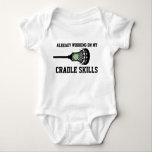 Body Para Bebé Futuro jugador de Lacrosse Baby Funny Cradle Skill<br><div class="desc">Lacrosse Player Baby Bodysuit con una frase de lingo gracioso neutro de género "Ya trabajando en mis habilidades de la cuna" y un simple palo de lacrosse y diseño de bolas verdes en el frente. Haga clic en 'personalizar más adelante' para cambiar los tipos de letra y los colores para...</div>