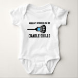 Body Para Bebé Futuro jugador de Lacrosse Funny Cradle Skills Boy<br><div class="desc">Lacrosse Player Baby Boy Bodysuit con lingo gracioso azul "Ya trabajando en mis habilidades de la cuna" cita y simple palo de lacrosse y diseño de bola de lacrosse rosa en el frente. Haga clic en 'personalizar más adelante' para cambiar los tipos de letra y los colores para que coincidan...</div>