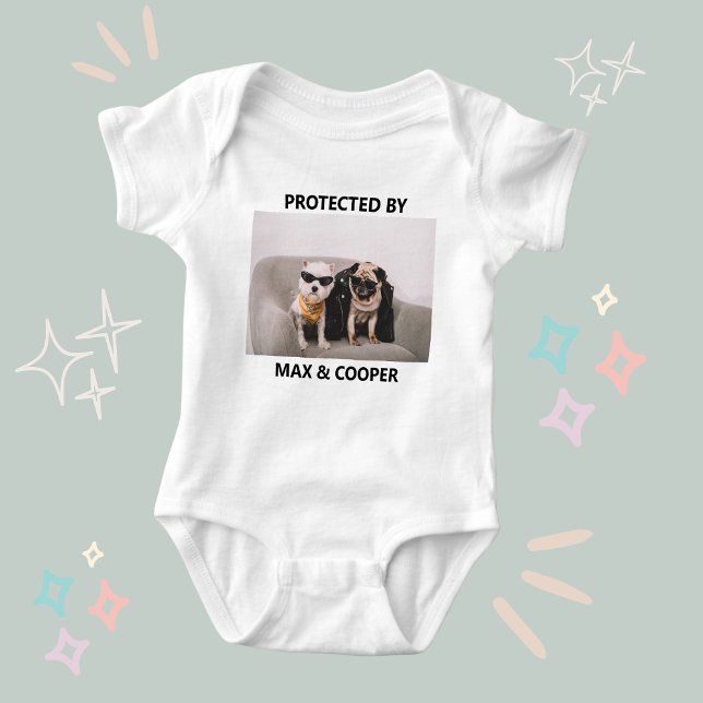 Body Para Bebé Graciosa Personalizada Protegida Por Dogs Photo (Personalized Funny Protected By Dogs Photo Baby Bodysuit
)