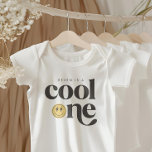 Body Para Bebé Guay One Boy Groovy Kid's Checkered Retro<br><div class="desc">¡Un chico genial se está volviendo! Celebra tu niñito o chicas con estilo con nuestro traje de cumpleaños con una cara feliz totalmente estelar y tipografía divertida.</div>