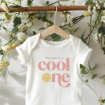 Body Para Bebé Guay One Groovy Chica Checkered Retro<br><div class="desc">¡Un chica genial está convirtiéndose en uno! Celebra tu gran día de chicas con estilo con nuestro traje de cumpleaños con una cara feliz totalmente estelar.</div>